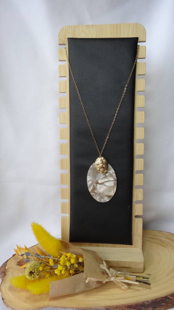 Collier avec Ovale Doré sur un Ovale Beige en Nacre