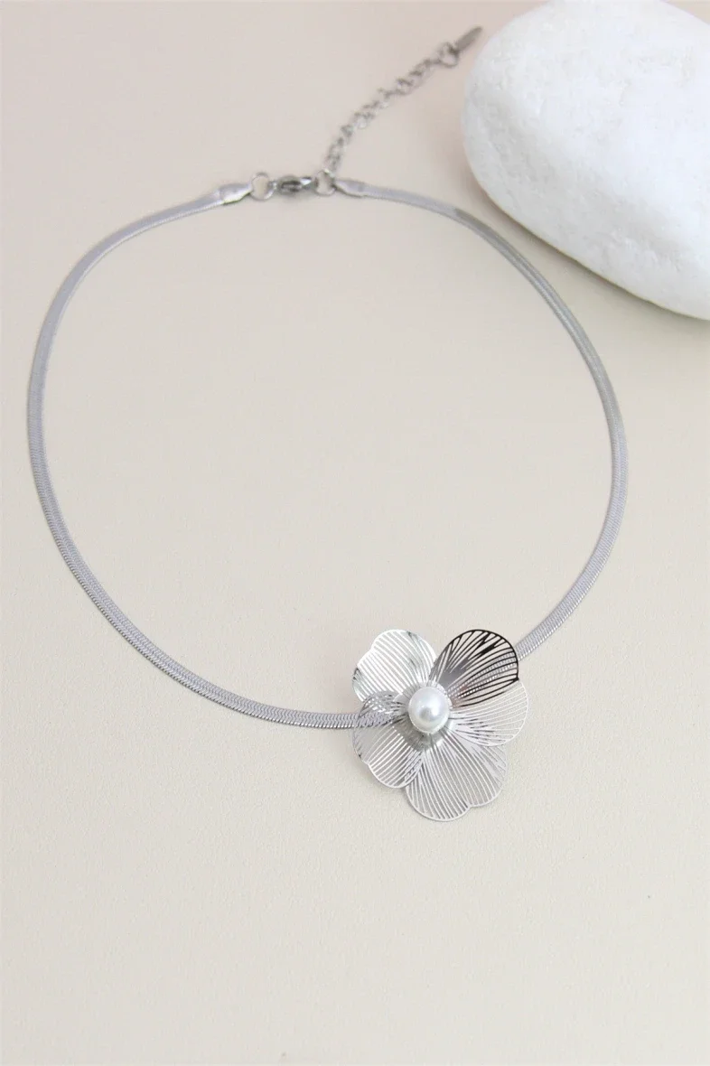 Collier Argenté Design Fleur Orne de Perle