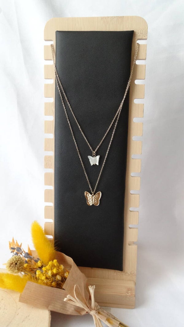 Collier double comportant deux papillons