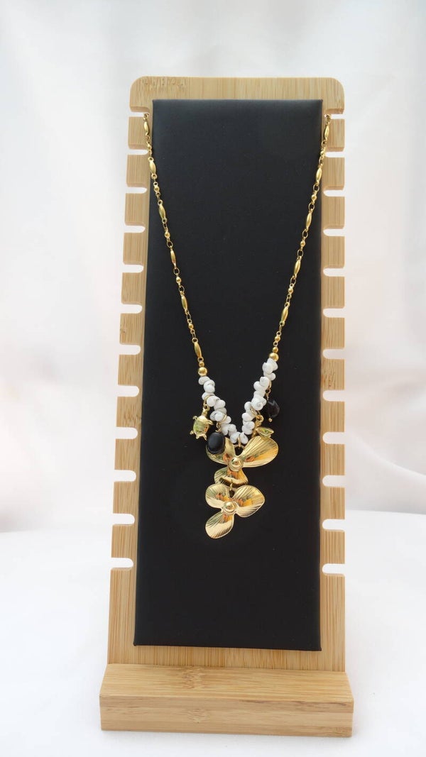 Collier doré Fleur et divers breloque
