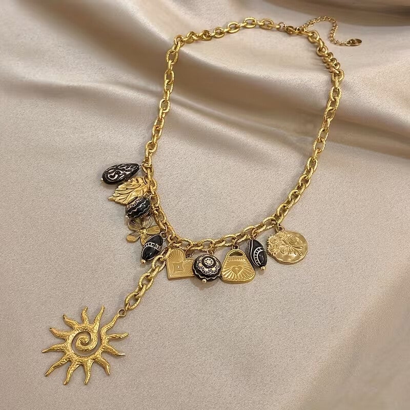 Collier Soleil avec divers breloques noir et doré