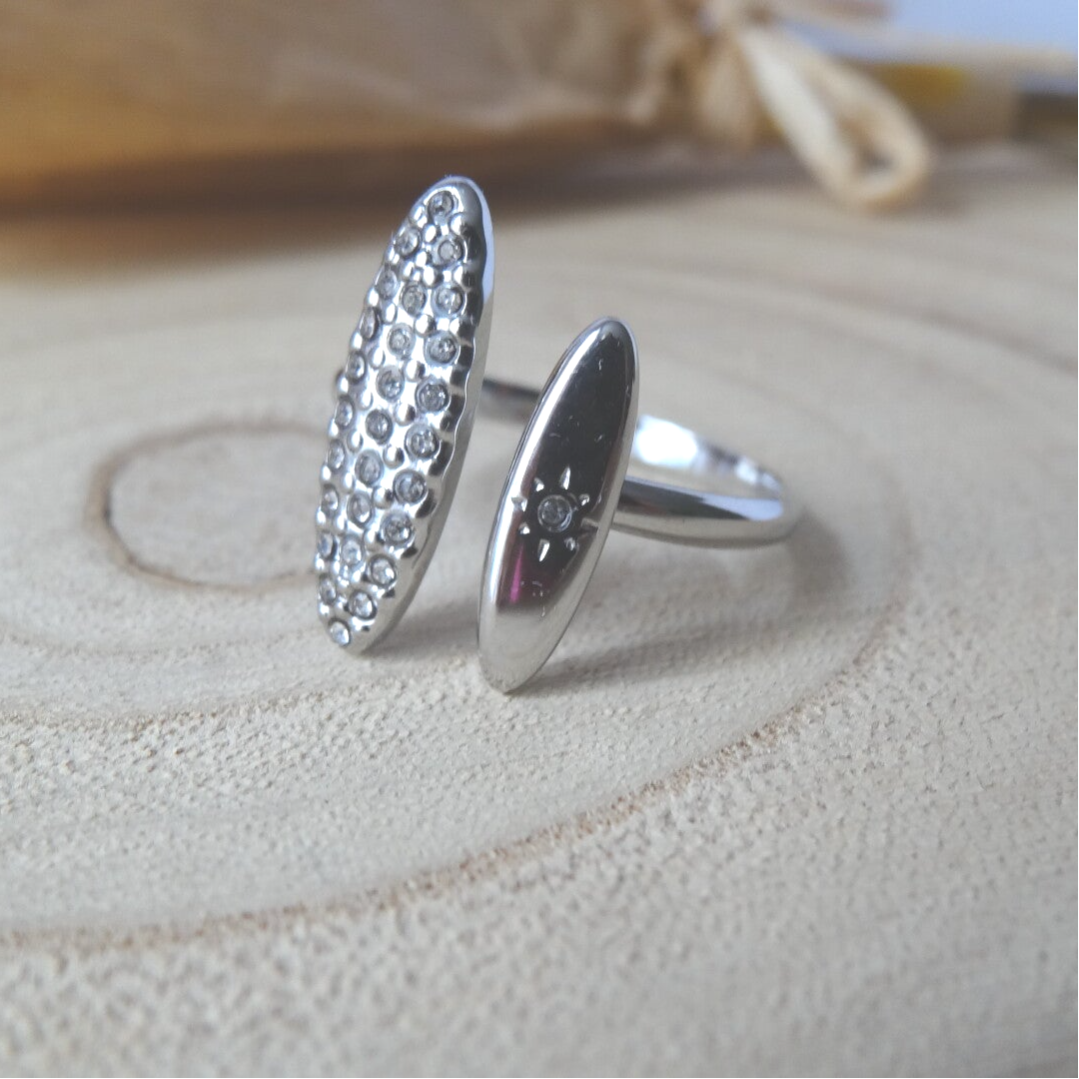 Bague avec motif ovale ornée de strass ( divers colories )