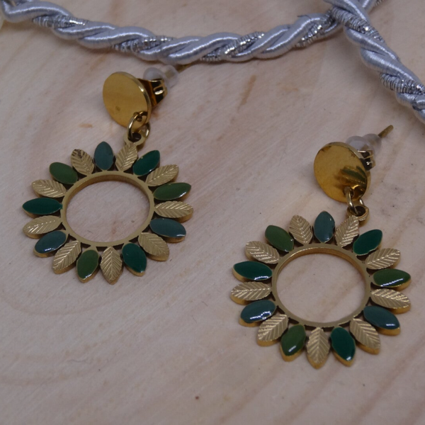 Boucles d'oreilles en forme de fleurs avec des feuilles vertes et dorées