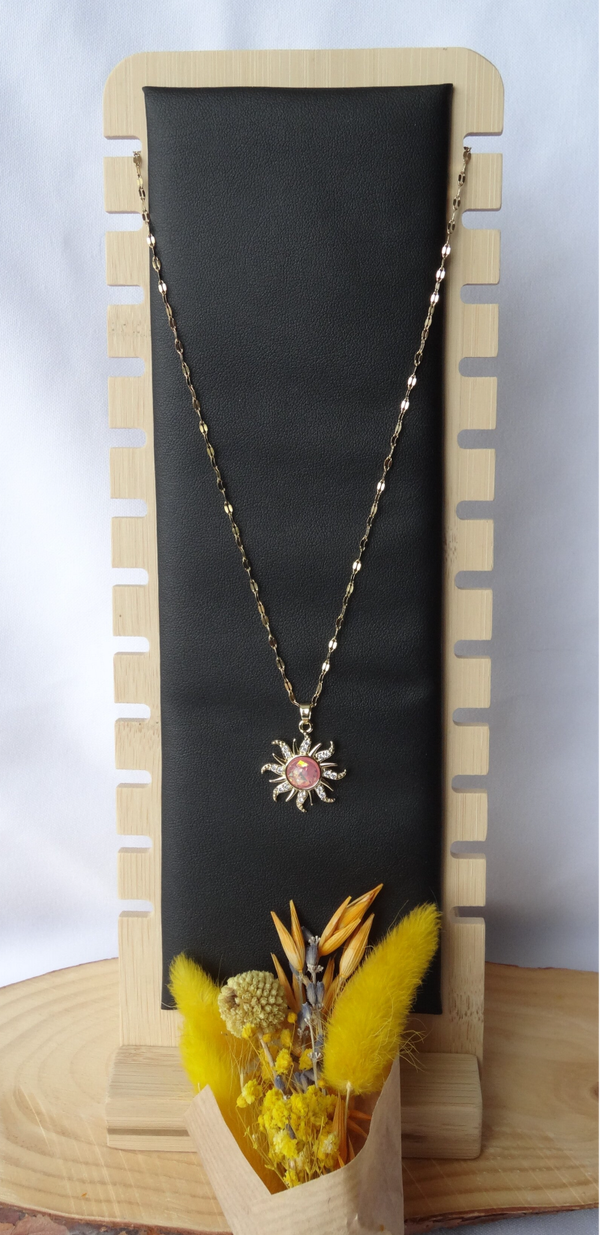 Collier Doré avec pendentif Soleil Orné de Strass et d'une pierre synthétique rose