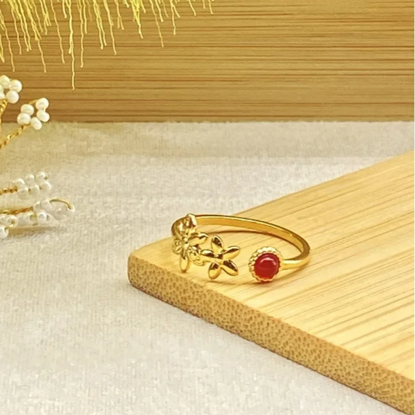 Bague Doré Ornées de Fleurs et d' Une Perle Rouge