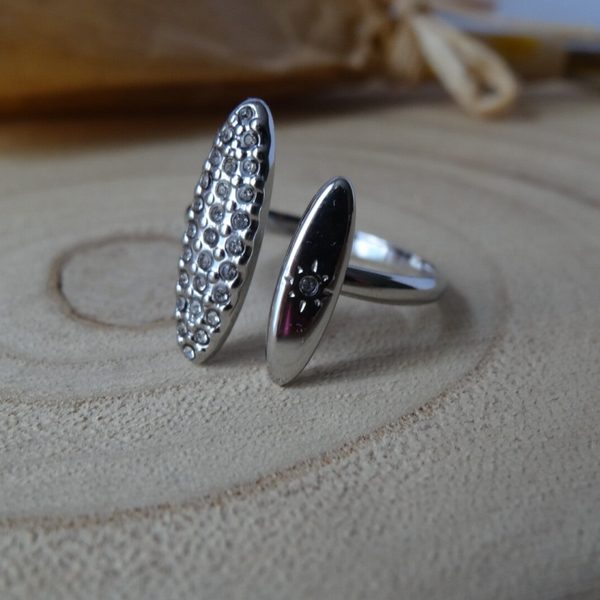 Bague avec motif ovale ornée de strass ( divers colories )