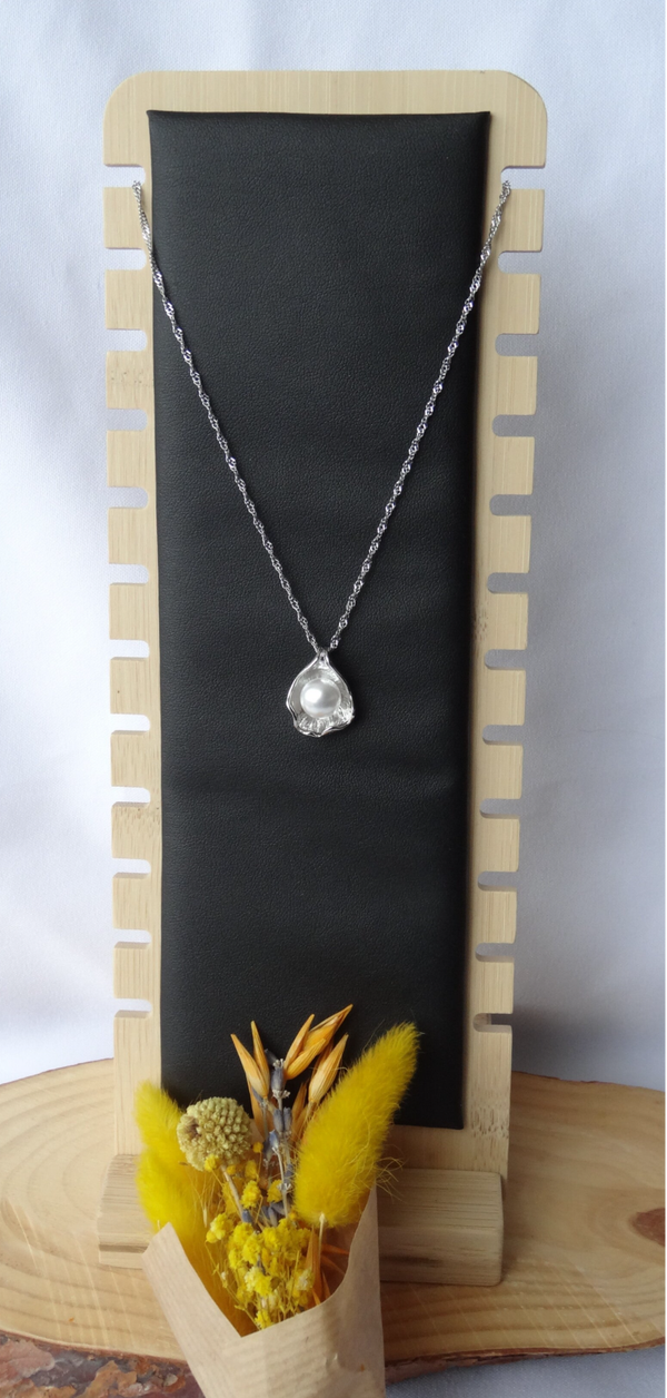 Collier argenté avec pendentif feuille avec une pierre blanche synthétique