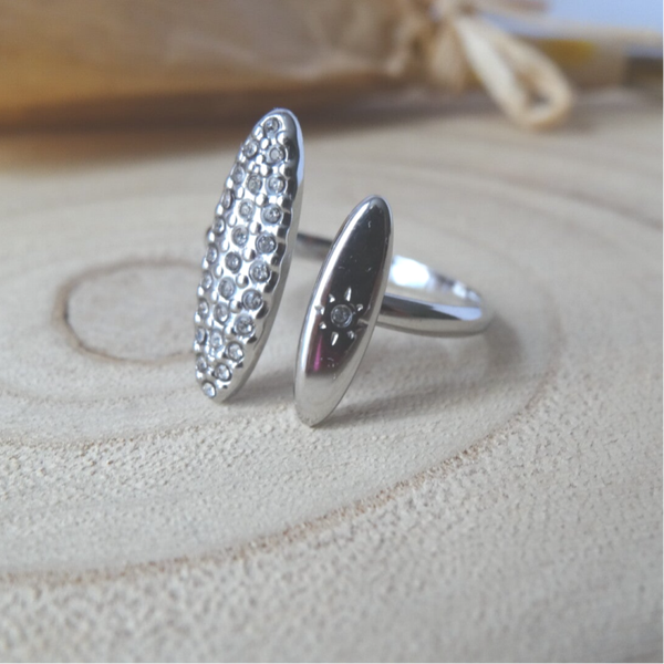 Bague avec motif ovale ornée de strass ( divers colories )