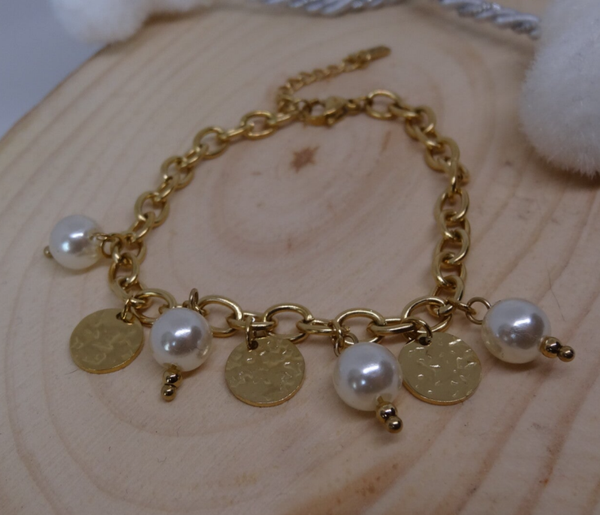 Bracelet en Or avec Perles Blanches et Breloques