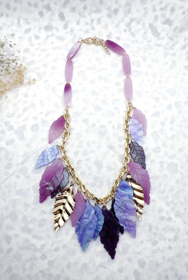 Collier avec feuillages divers colories