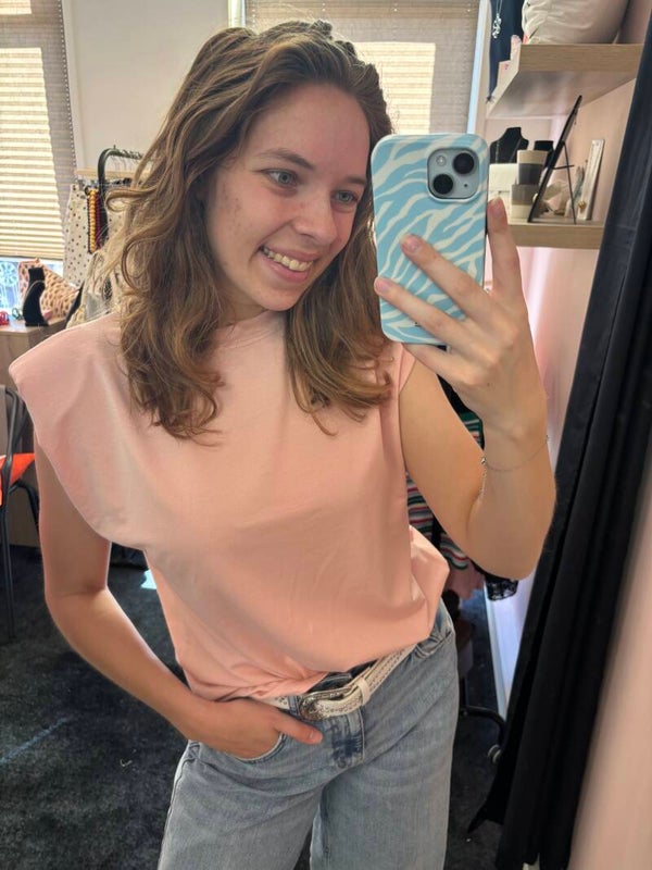 Roze t shirt met schoudervulling