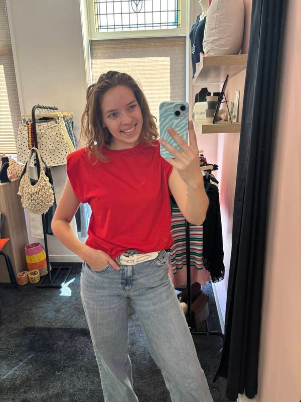 Rood t shirt met schoudervulling