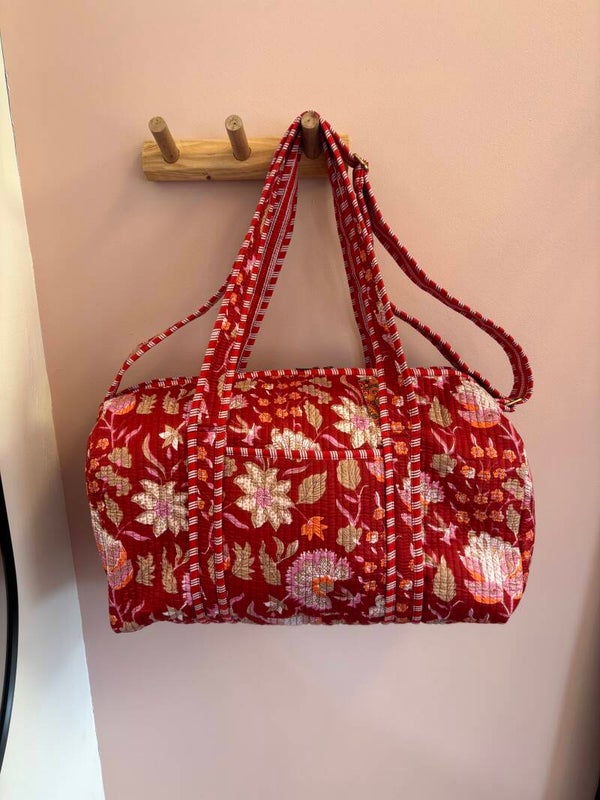 Rode bloemen weekendtas