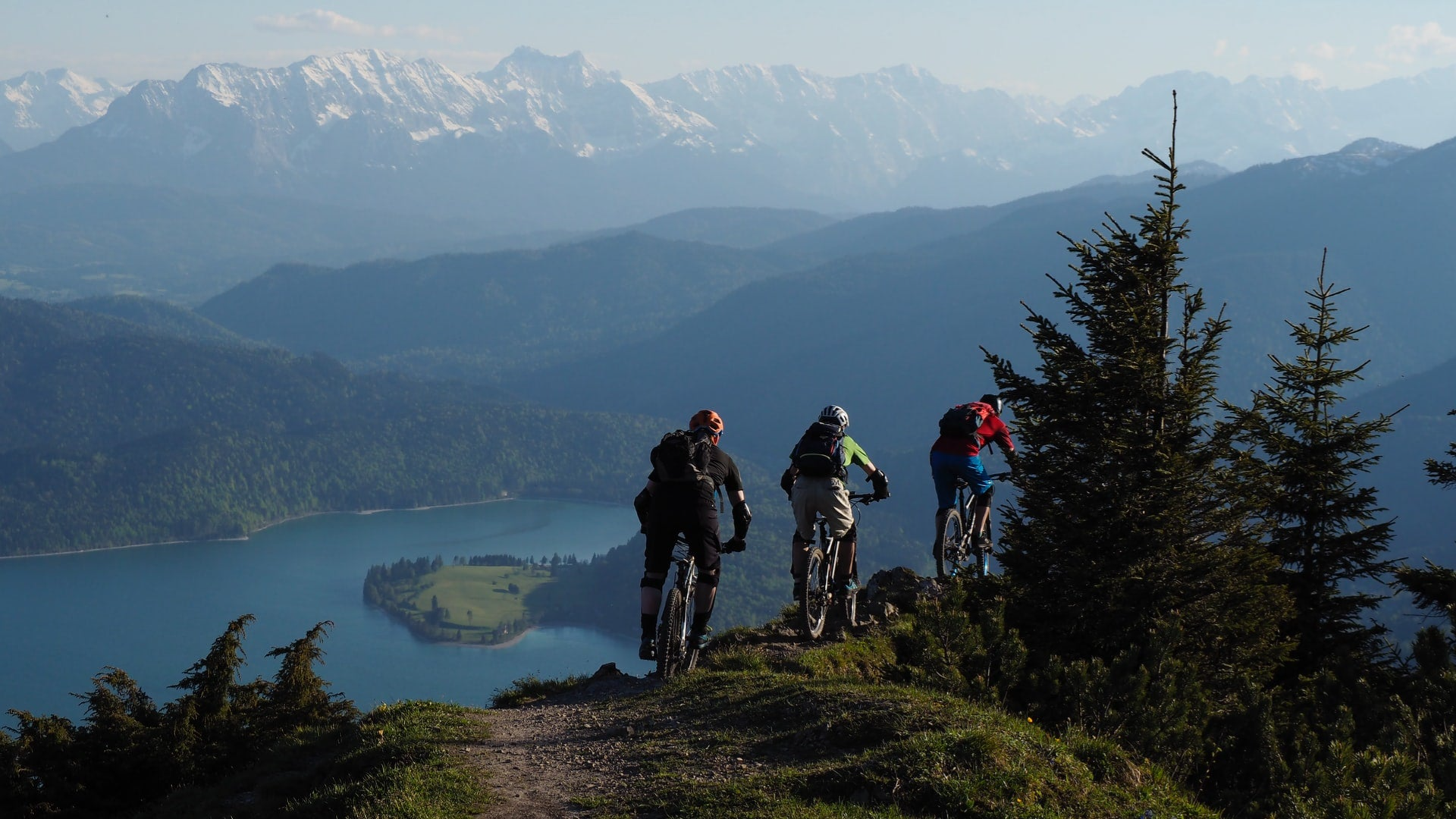 Groupe de riders en VTTAE dans les Pyrénées