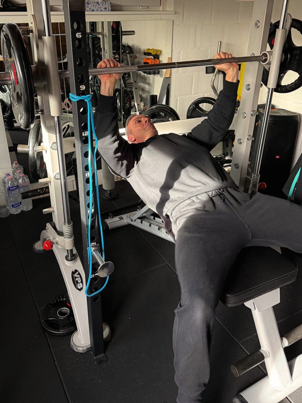 Voedingscoach Serge in zijn eigen fitnessruimte