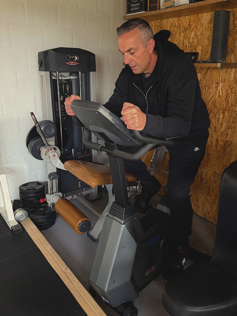 Serge, de voedinscoach, op de hometrainer.