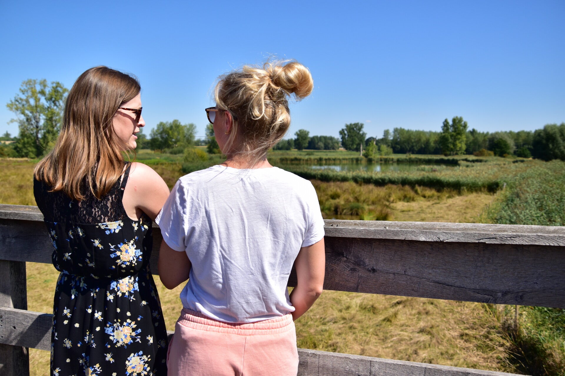 Cliënte tijdens wandelcoaching met stress- en burn-outcoach Anke Sempels in de natuur, regio Tienen en Diest.