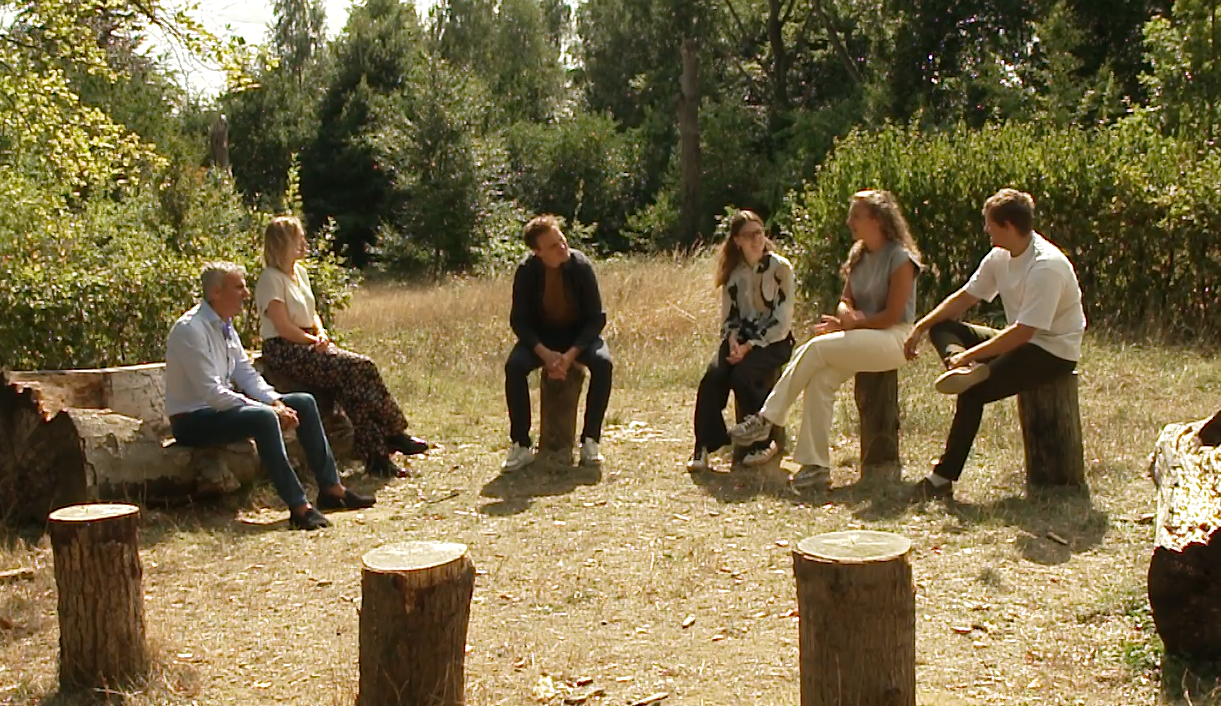 Cliënten in een groepssessie rond energiebalans, waarden en grenzen stellen.