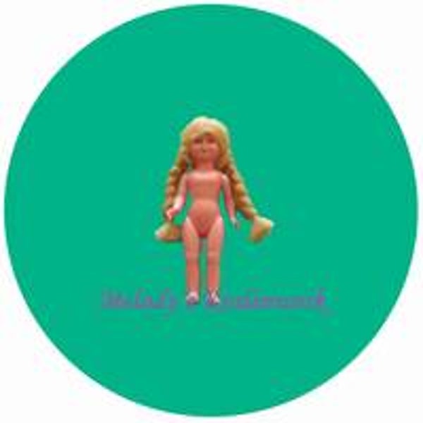 Pop 12 cm met blonde vlechten