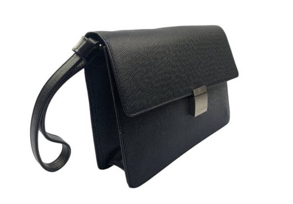 Louis Vuitton Taiga Clutch