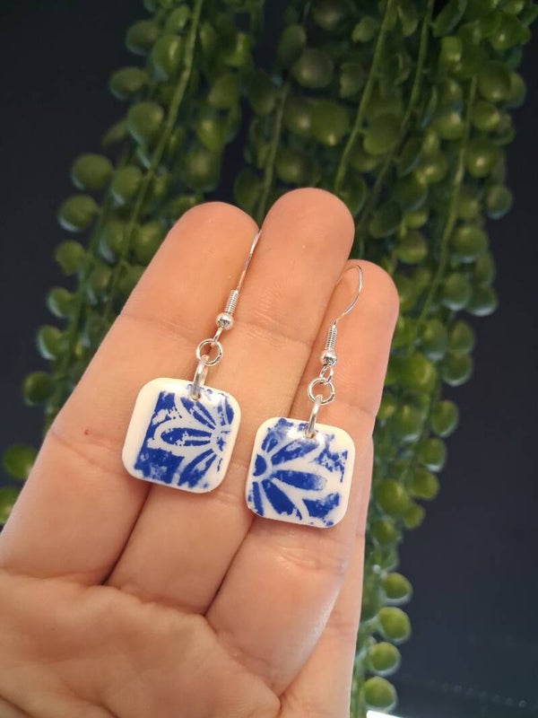 Blue & white daisy studs