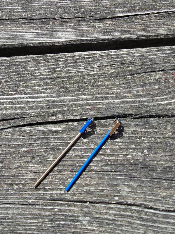 assymetrische oorbel in blauw en mat goud