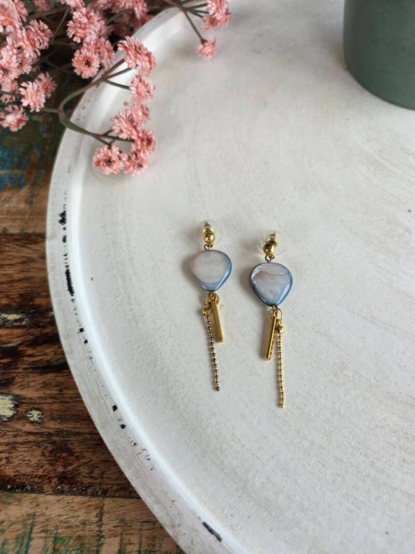 oorsteker met blauwe kraal en gouden hangers