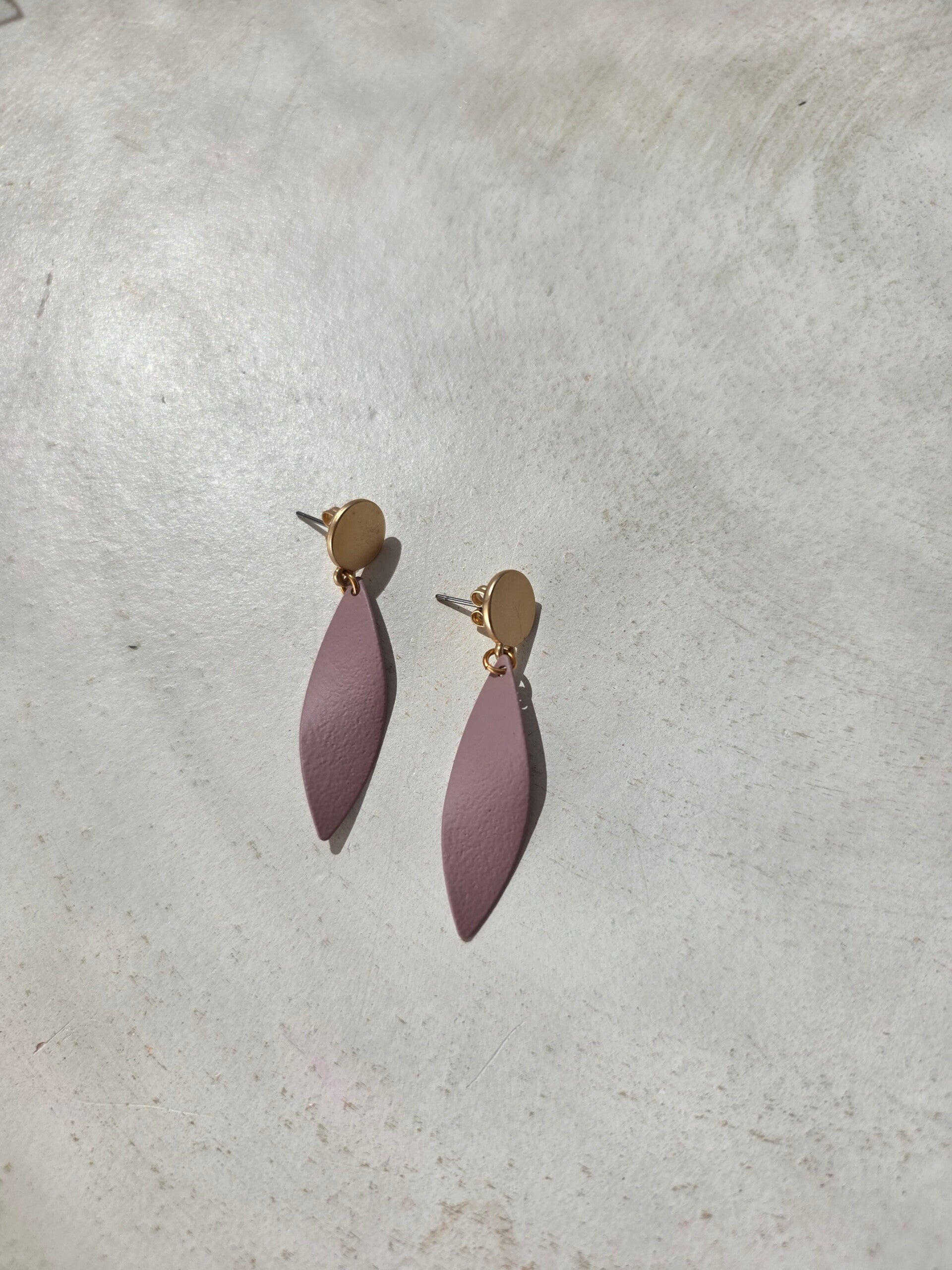 cirkelvormige oorsteker met een bladvormige hanger