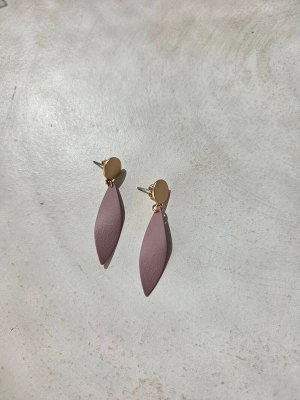 cirkelvormige oorsteker met een bladvormige hanger