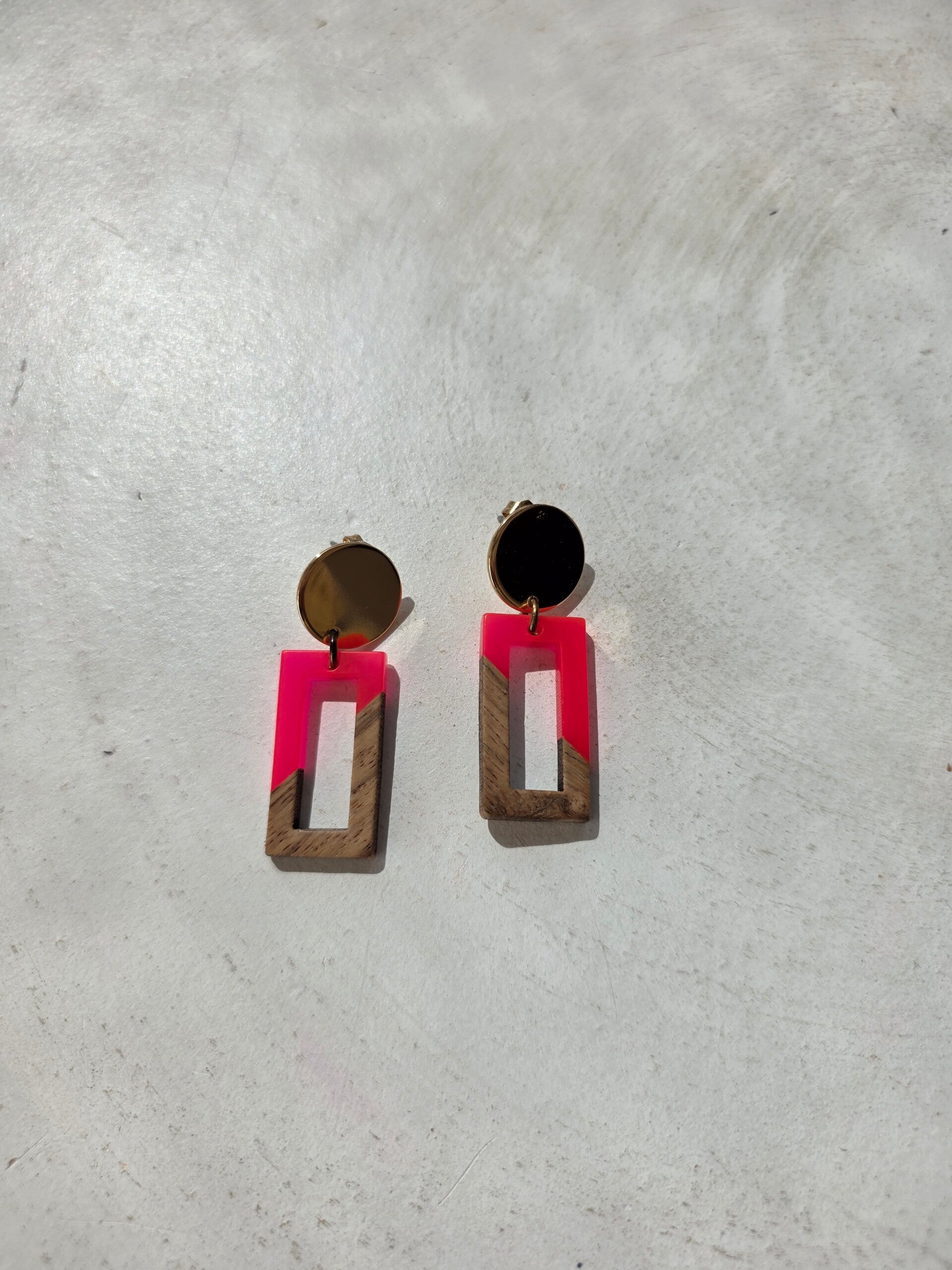 cirkelvormige oorsteker (goud) met rechthoekige hanger in hout en fluoroze