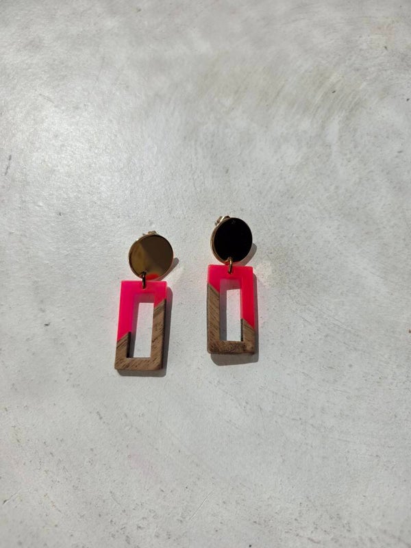 cirkelvormige oorsteker (goud) met rechthoekige hanger in hout en fluoroze