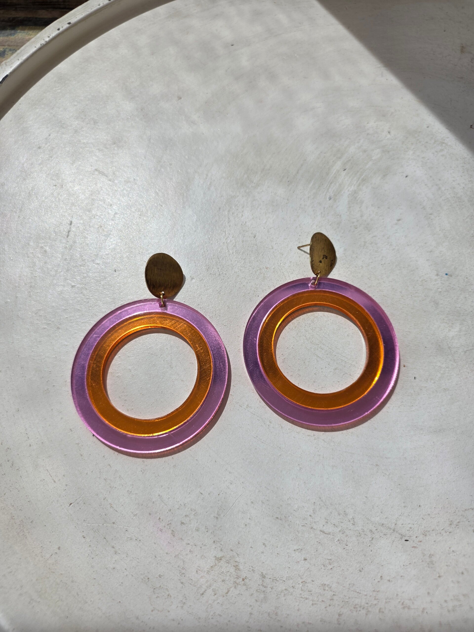 statement cirkelvormige oorbel in goud, roze en oranje