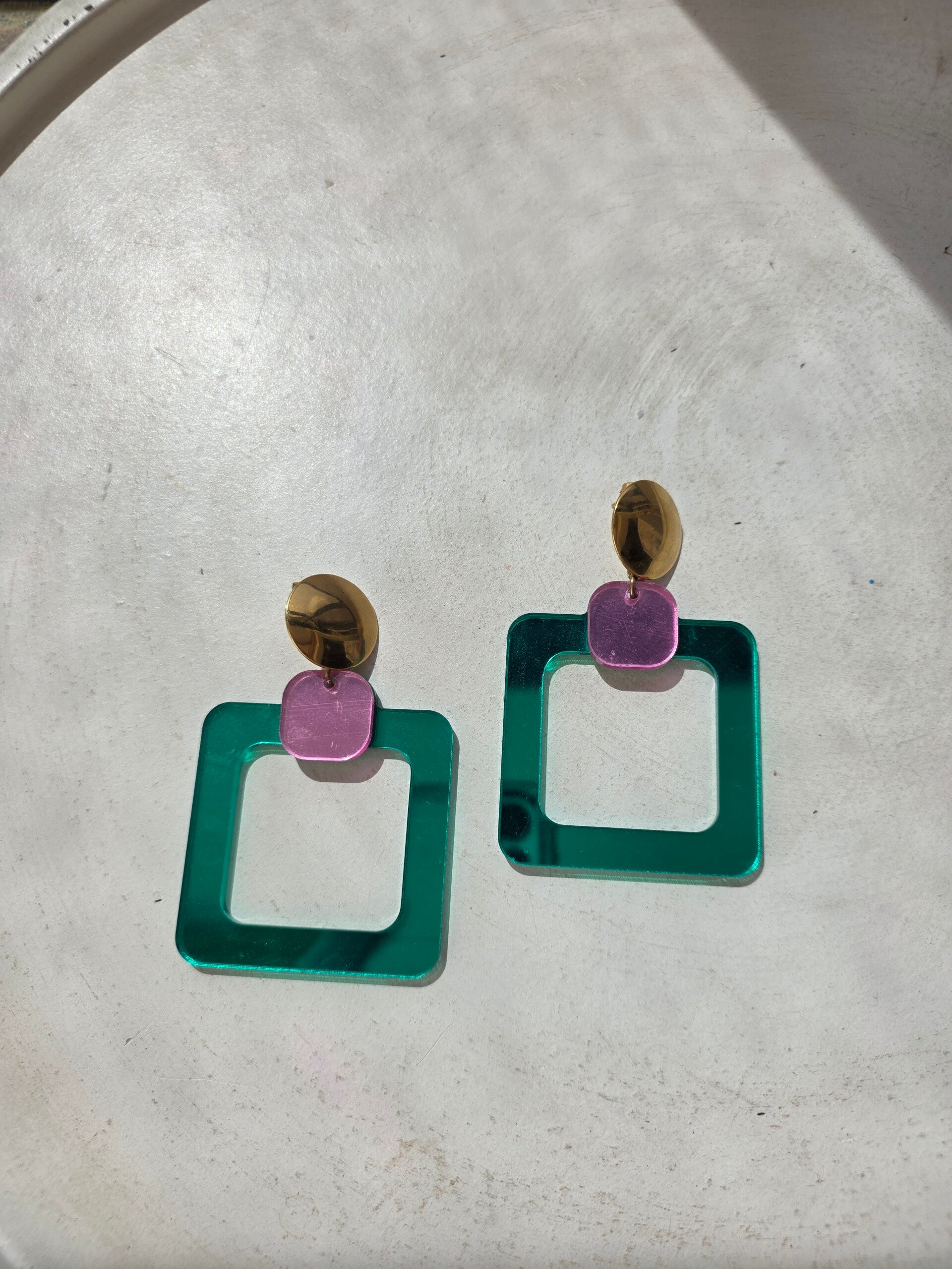 cirkelvormige oorsteker met vierkante statement hanger in roze en groen