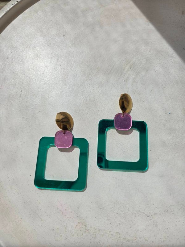 cirkelvormige oorsteker met vierkante statement hanger in roze en groen