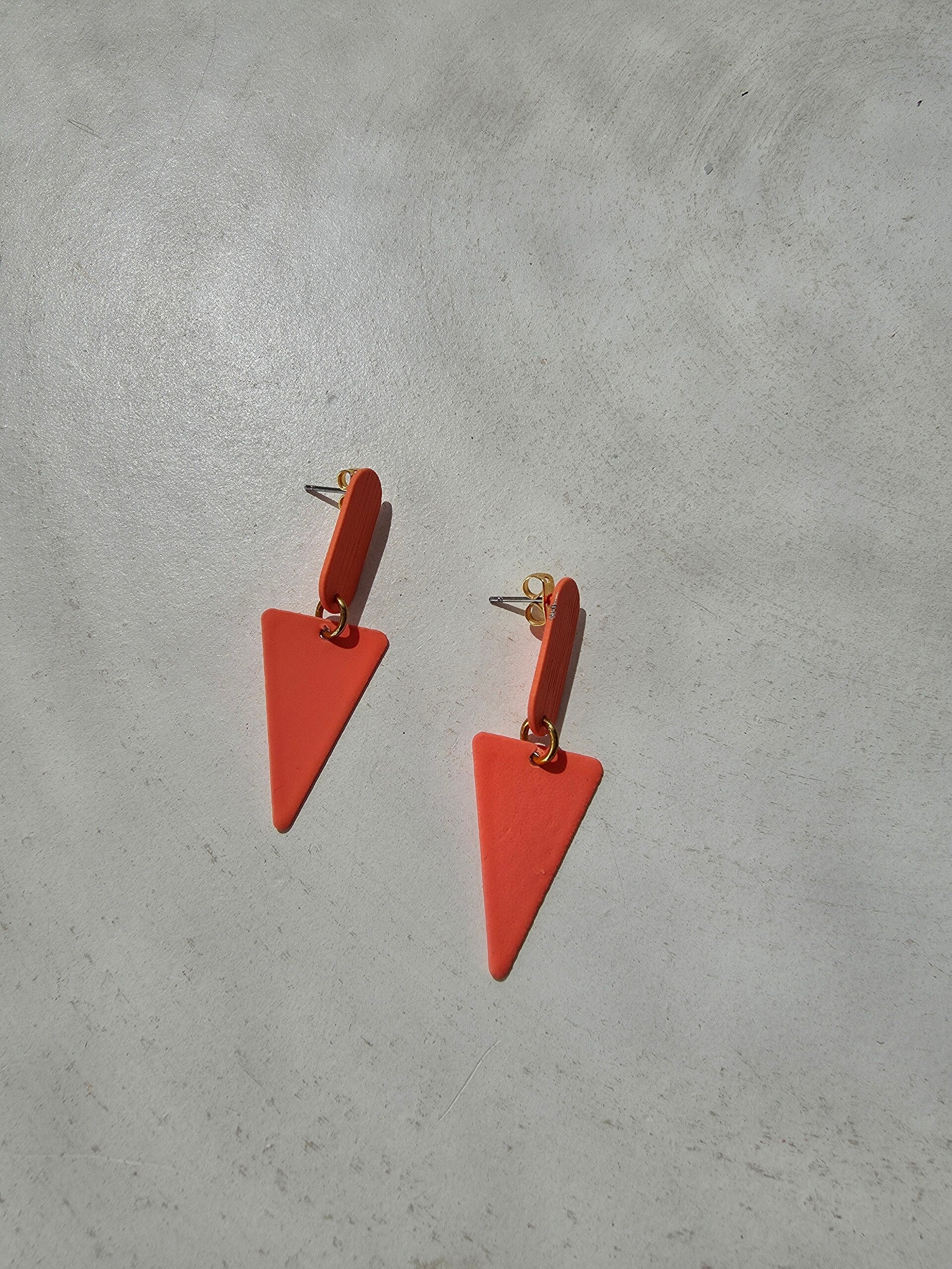 oorbellen in fluoöranje figuren