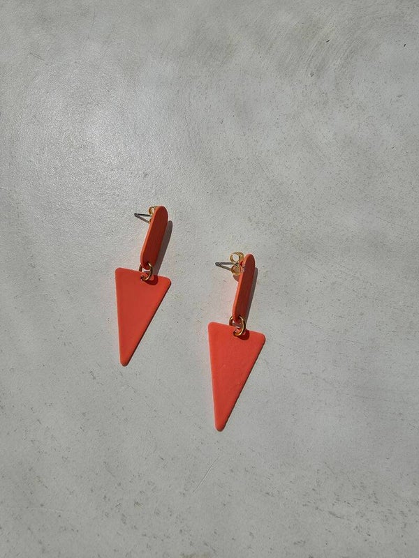 oorbellen in fluoöranje figuren