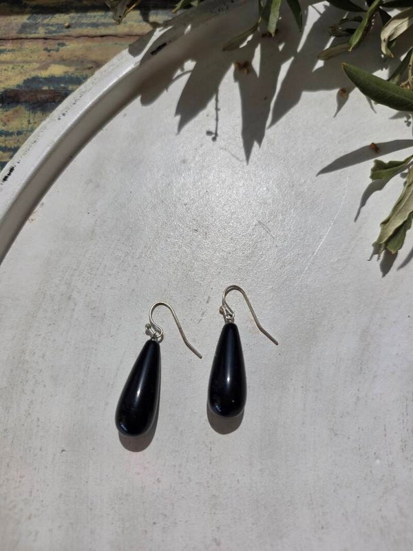 zilverkleurige oorhangers met een druppelvormige bedel uit obsidiaan