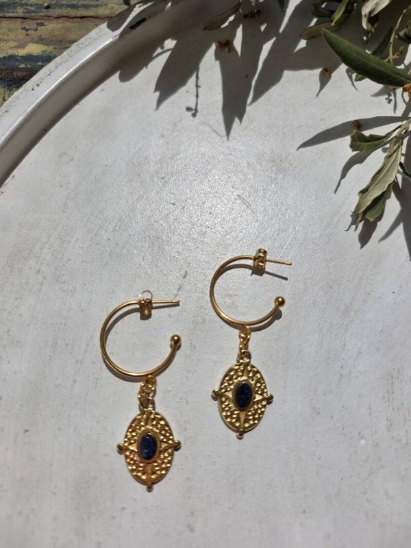 oorstekers met gouden bedel afgewerkt met lapiz lazuli