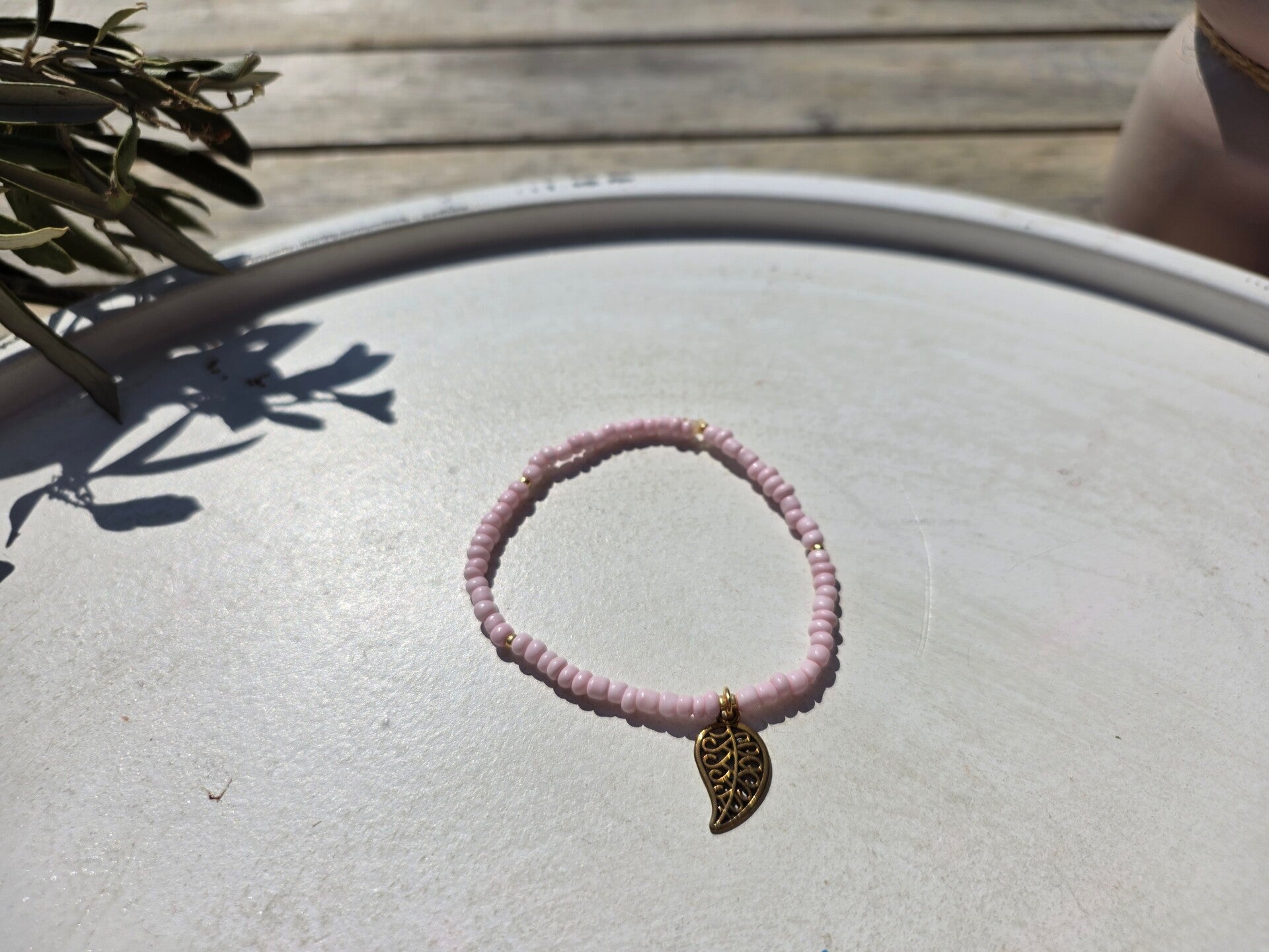 armband uit rocailles in zacht roze