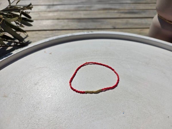 armband uit rode miyukikralen met accent in goud
