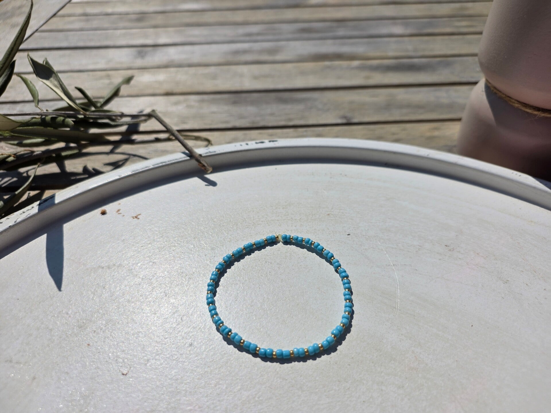 armband uit rocailles in lichtblauw en goud
