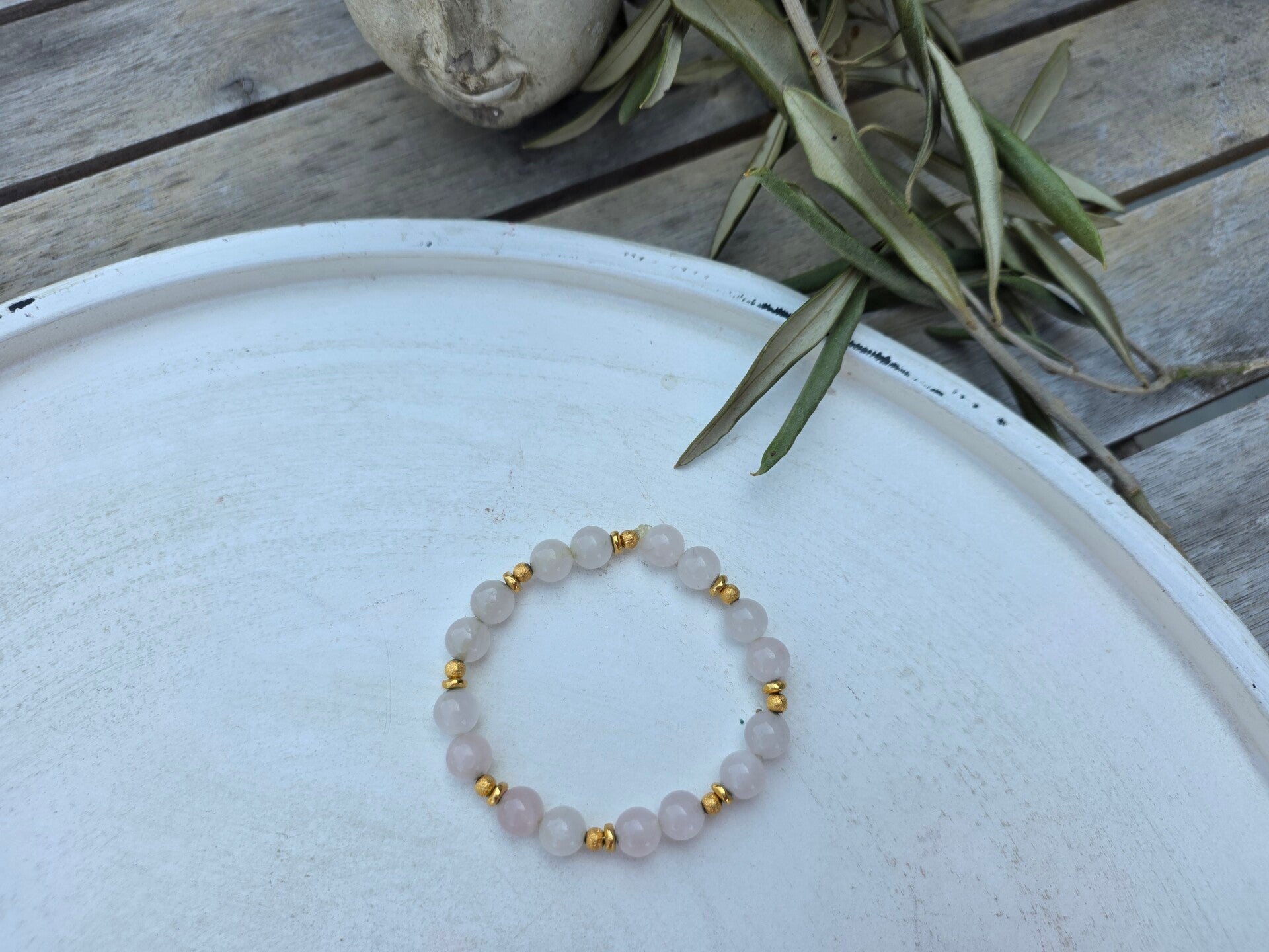 rekbare armband uit rozenkwarts en gouden kralen