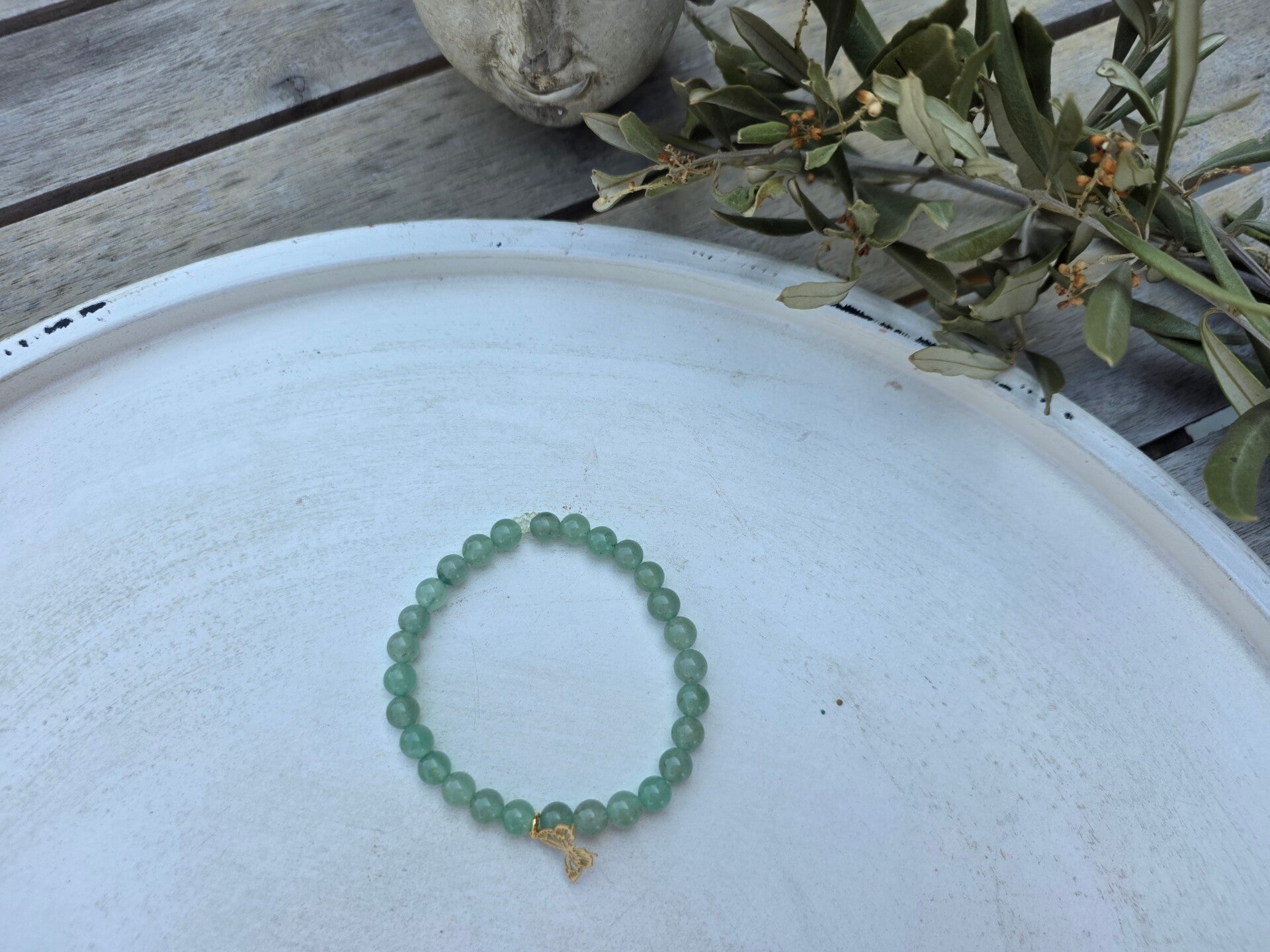 rekbare armband uit groene aventurijn met bedeltje