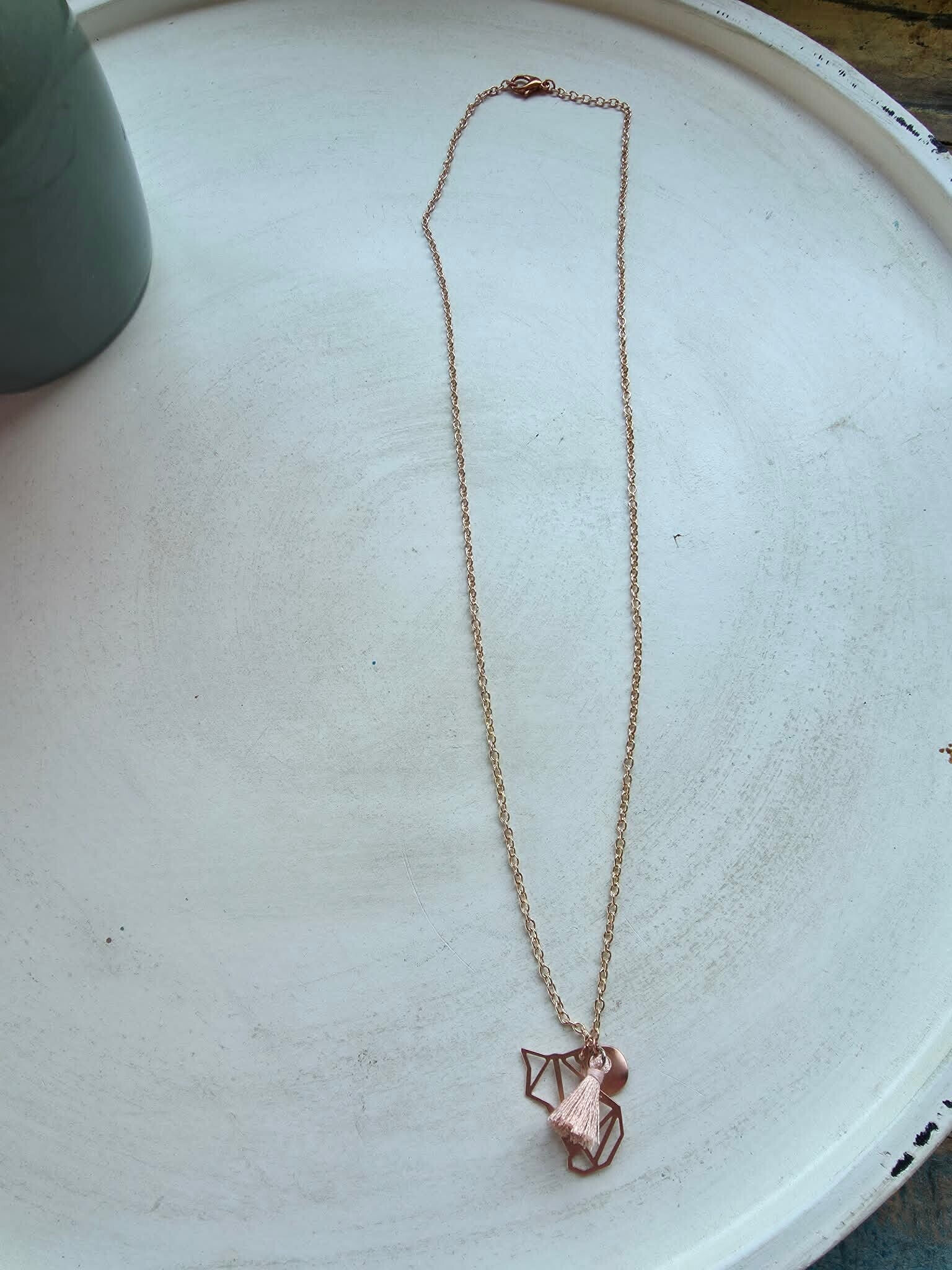 ketting in roségoud met 3 bedeltjes (veertje, vos en schijfje)
