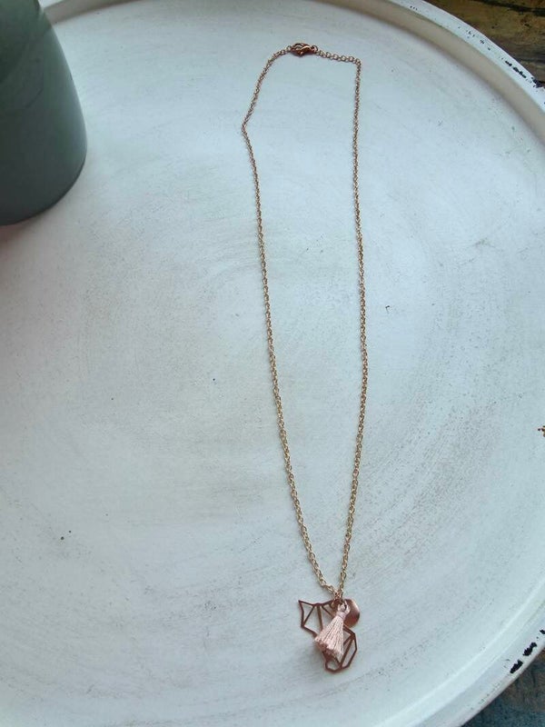 ketting in roségoud met 3 bedeltjes (veertje, vos en schijfje)