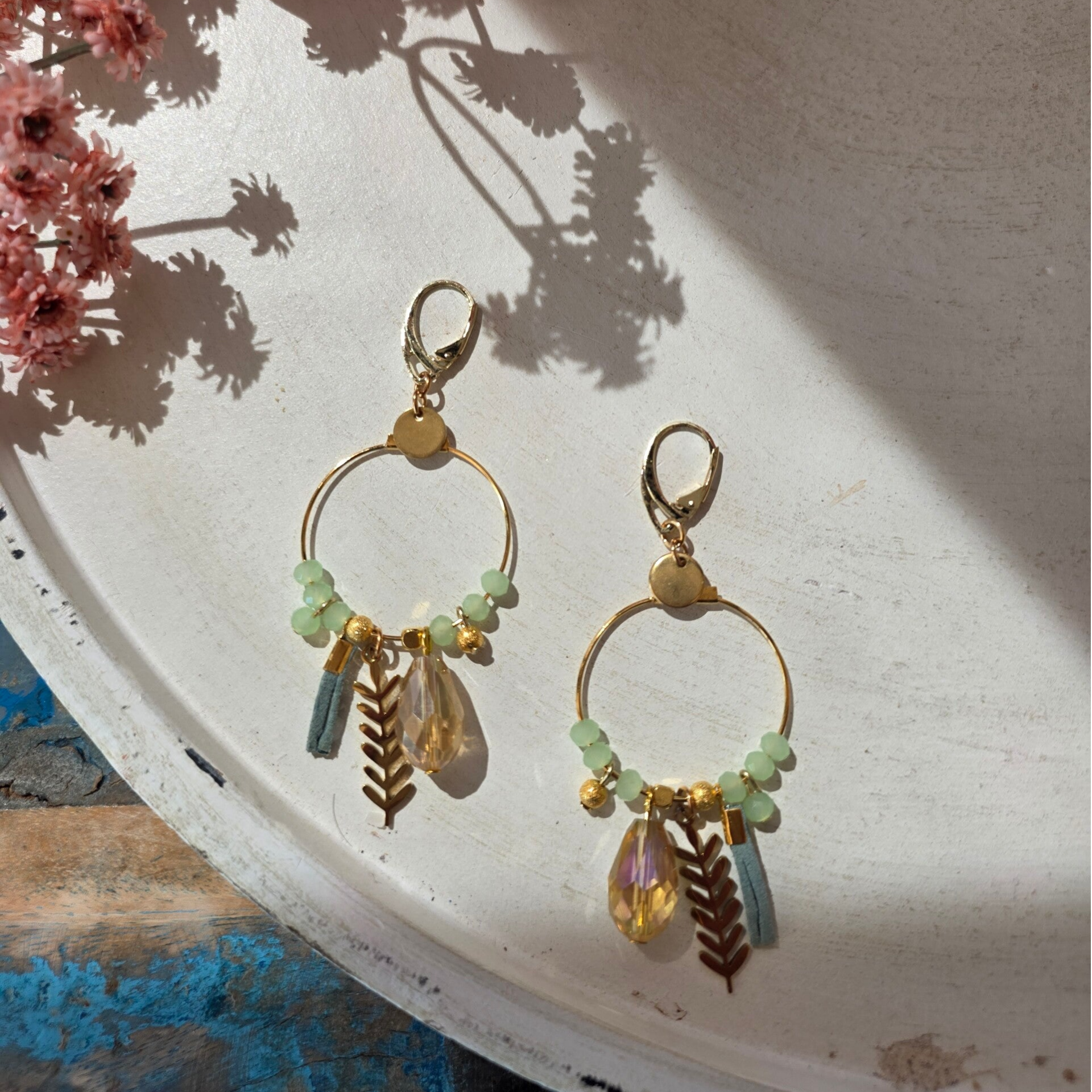 Boho hoepeloorbellen met kralen en bedeltjes