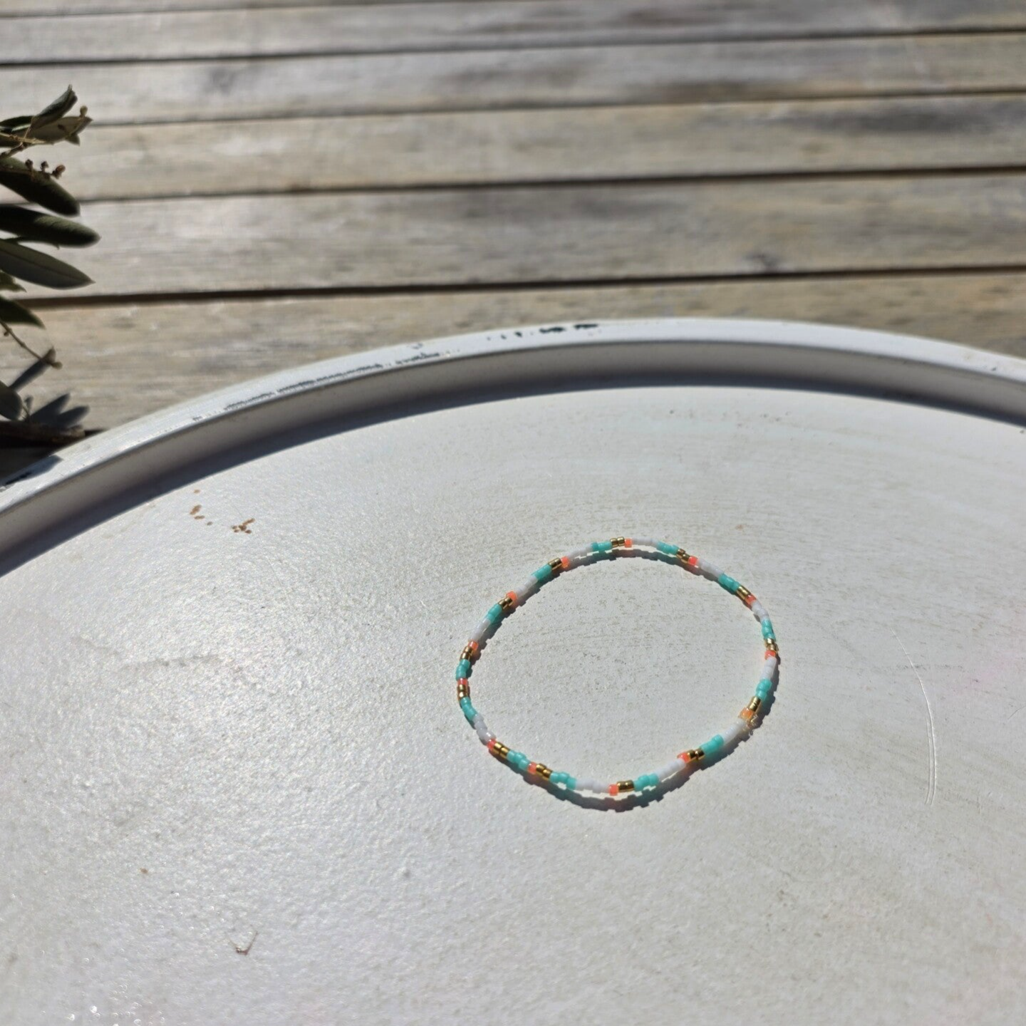 armband uit miyukikralen in wit, mint, goud en oranje