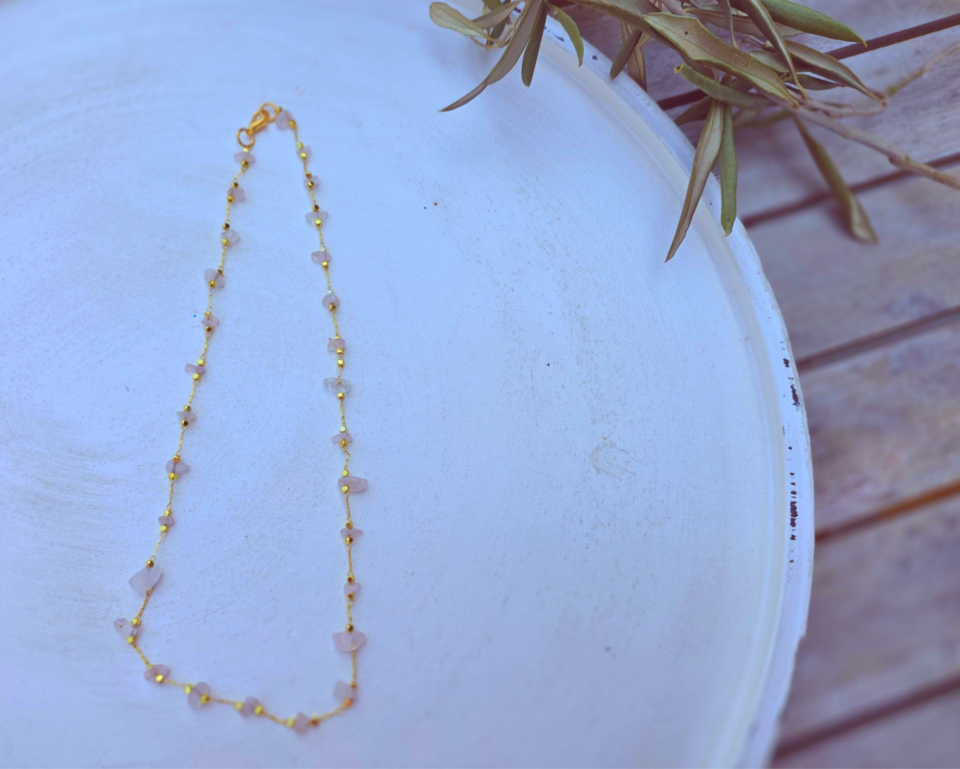 ketting in goud en rozenkwarts