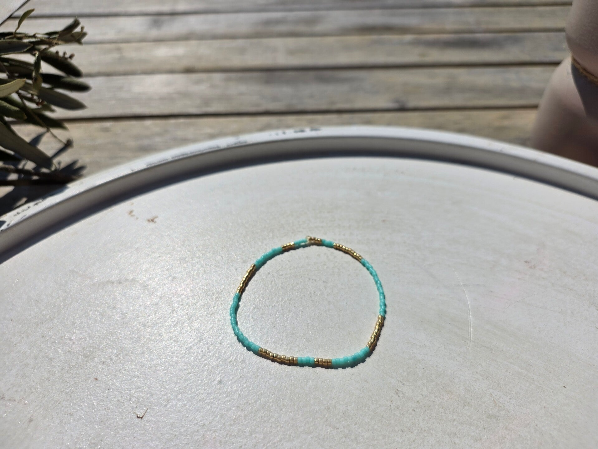 armband uit miyukikralen in turquoise en goud