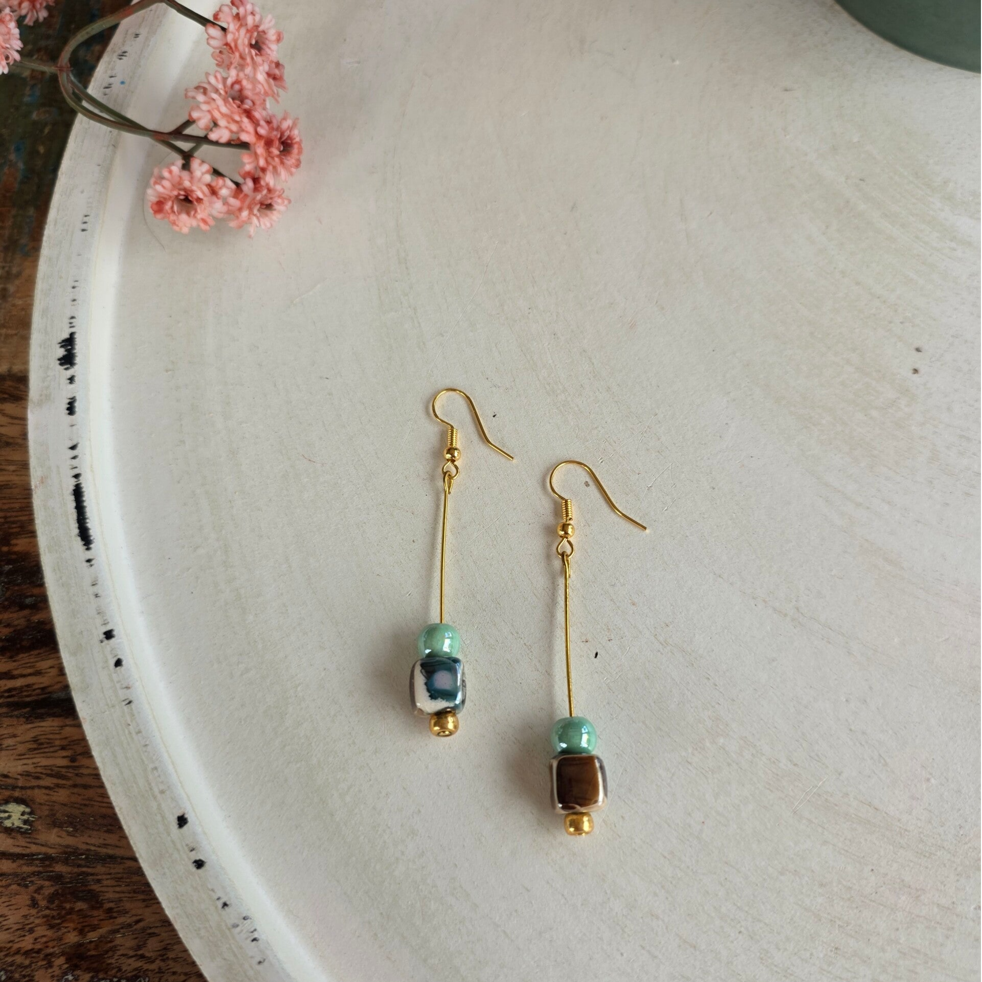 middelgrote oorbel met blauwgroen accent